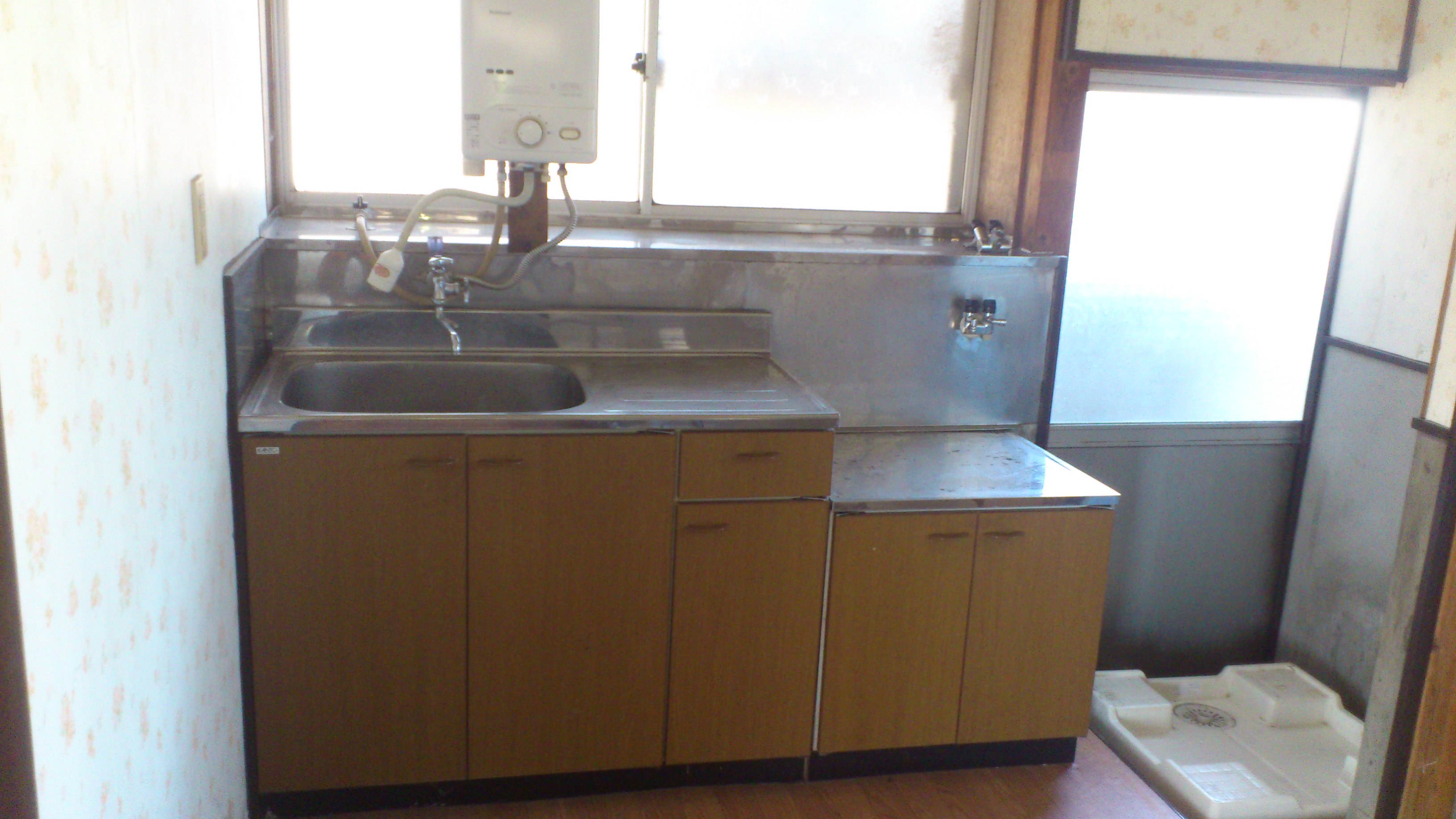 Kitchen. Sink and washing machine yard