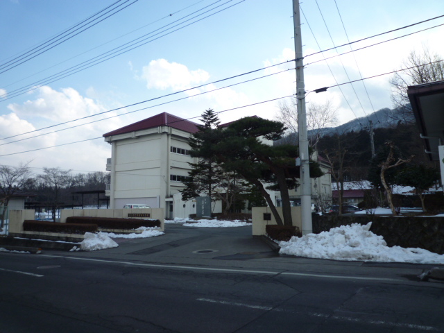 Junior high school. Shibukawa Municipal Ikaho junior high school (junior high school) up to 900m