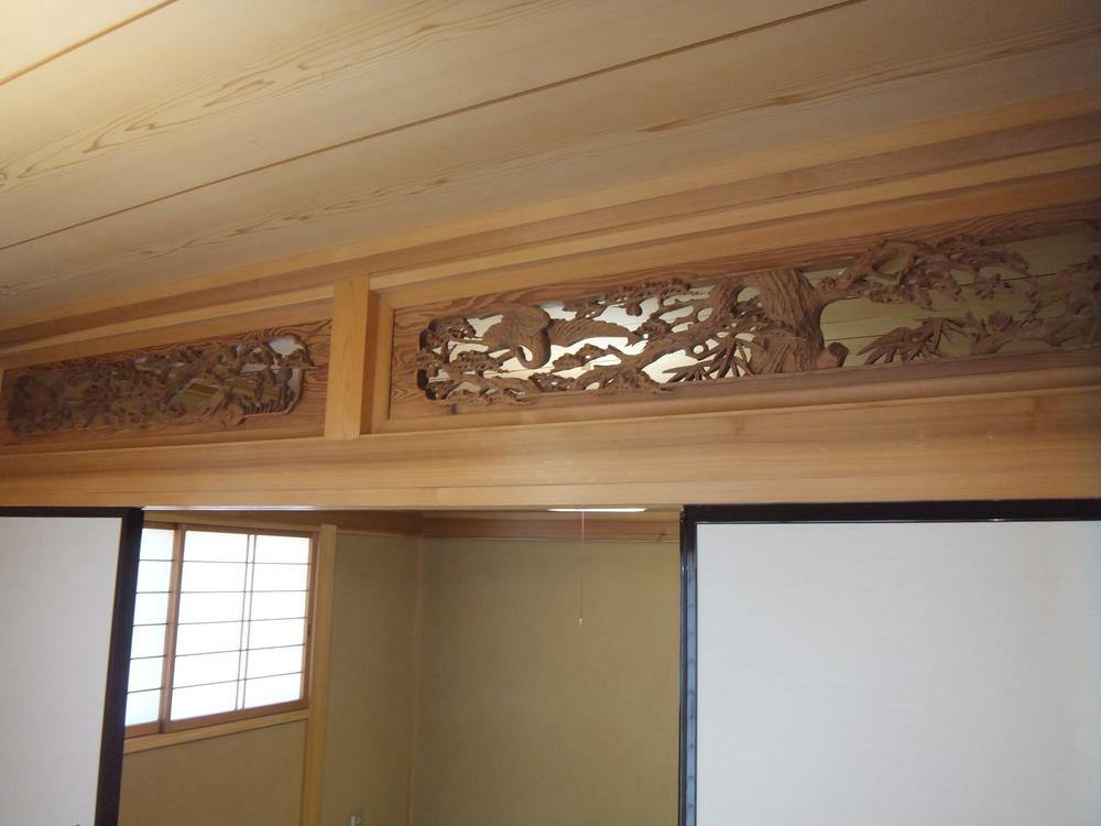 Other introspection. Auspicious good crane and pine have been carved in the Tsuzukiai of sculpture transom