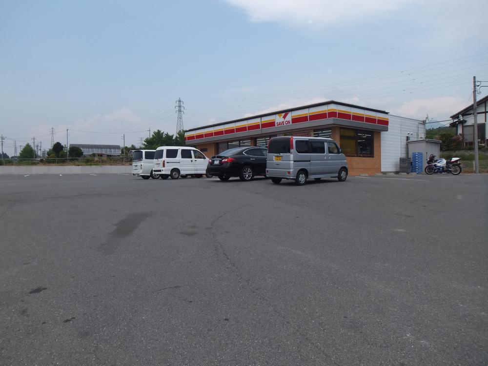 Convenience store. 2800m large car also easy parking can be a convenience to Save On. 
