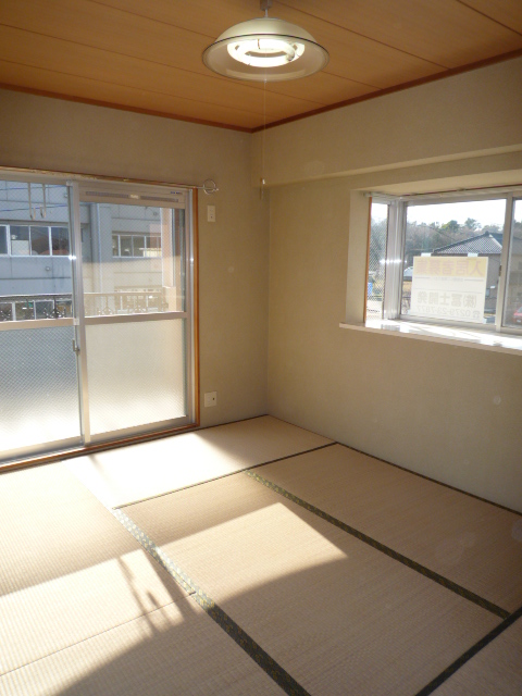 Living and room. Japanese-style room 6 quires with bay window