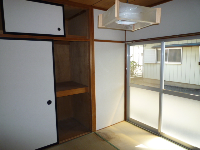 Living and room. Storage between 1 ・ Upper closet there, Day good.