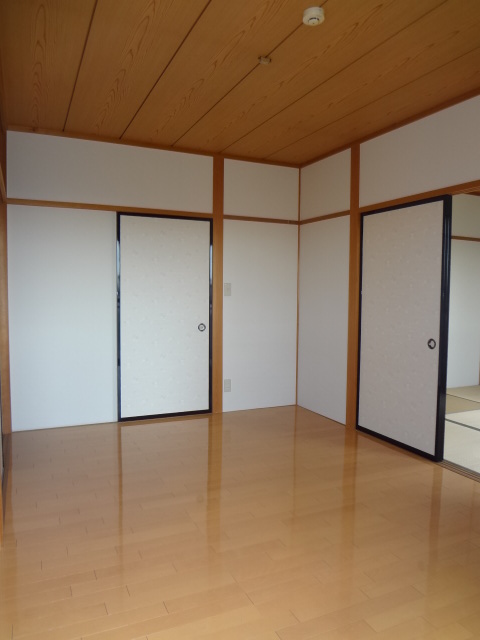 Other room space. It was renovated to Western-style! 