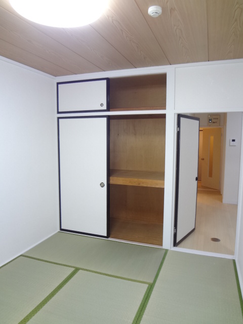 Other room space. Feeling even been re-covering tatami Ii