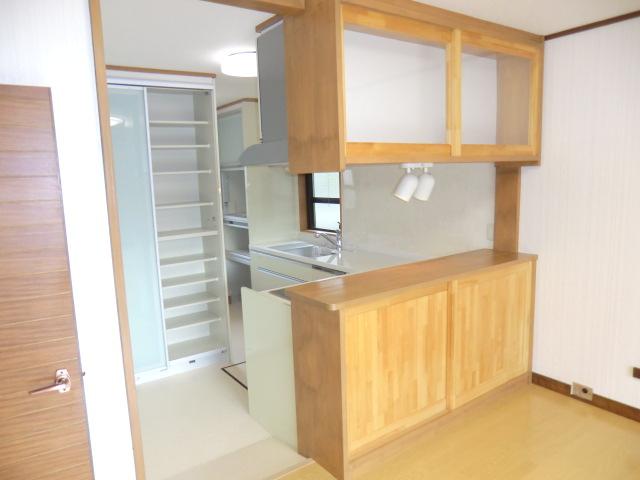 Kitchen. Plenty of built-in storage in the surrounding kitchen! ! 