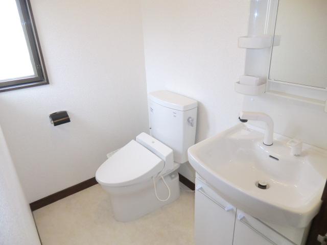 Wash basin, toilet. 2F vanity & toilet