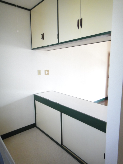 Other room space. Counter storage