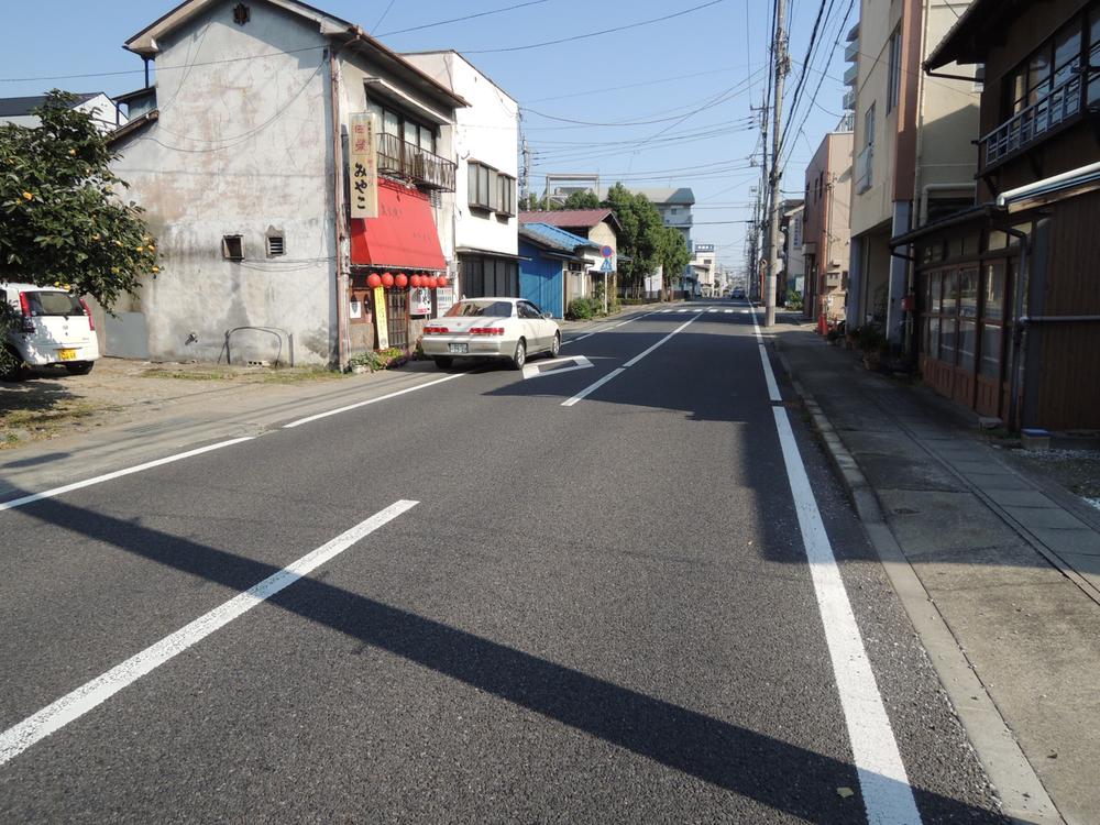 Local photos, including front road. Two-lane road south public road that has been the development of the sidewalk