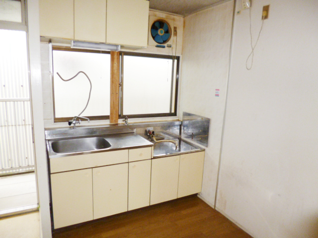 Kitchen. Gas stove installation Allowed! It is an economical city gas