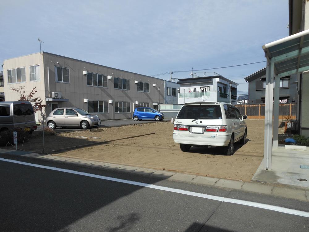 Local land photo. The west side of the partition has become a parking lot of the office.