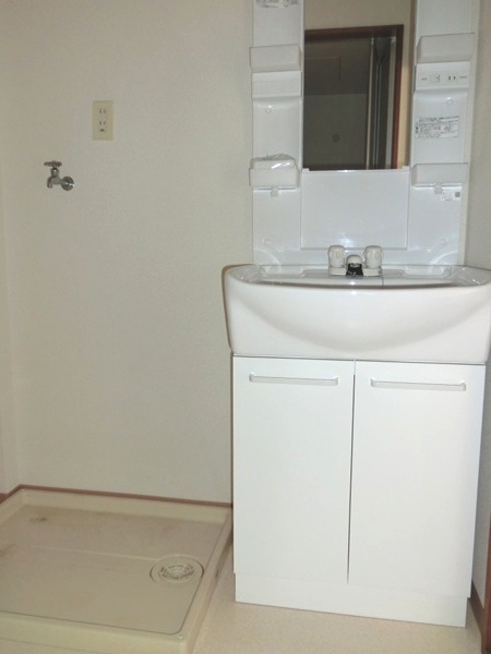 Washroom. Bathroom vanity ・ Washing machine in the room