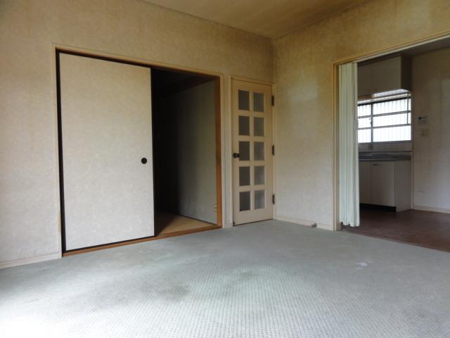 Living. Contact road