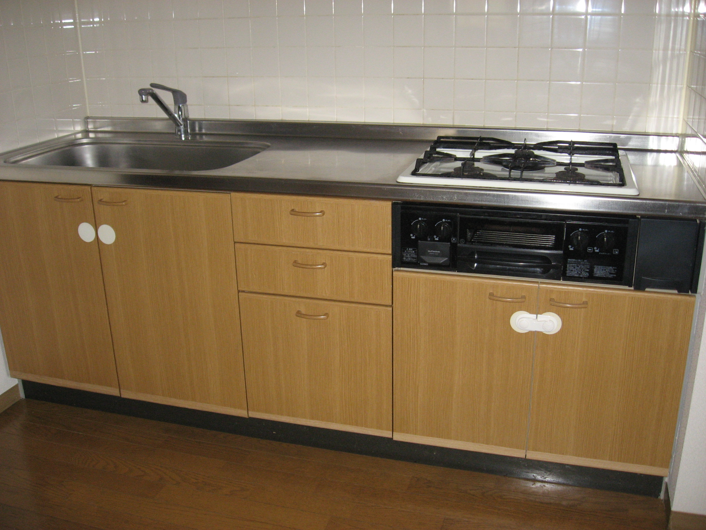 Kitchen. Gas stove, With hanging cupboard