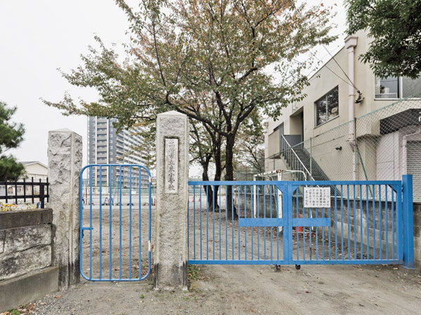 Surrounding environment. Takasaki Tatsuhigashi elementary school (about 420m ・ 6-minute walk)