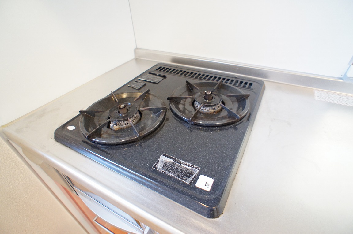 Kitchen. Two-burner stove is very helpful to dishes. 