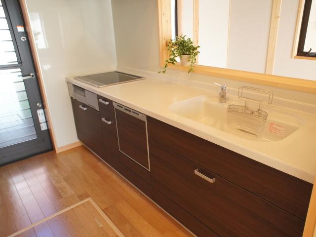Kitchen. IH cooking heater ・ It is fully equipped with a dishwasher. There is also a kitchen storage of equipped!
