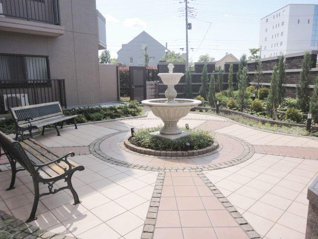 Other common areas. To building the west side is a garden with a fountain