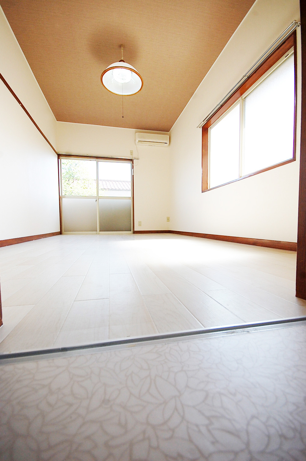 Living and room. Floor around the kitchen, Commitment floral