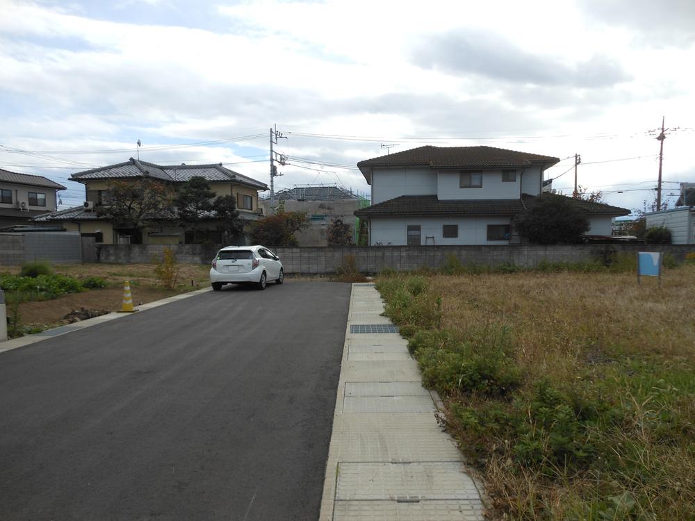 Local photos, including front road. East side road