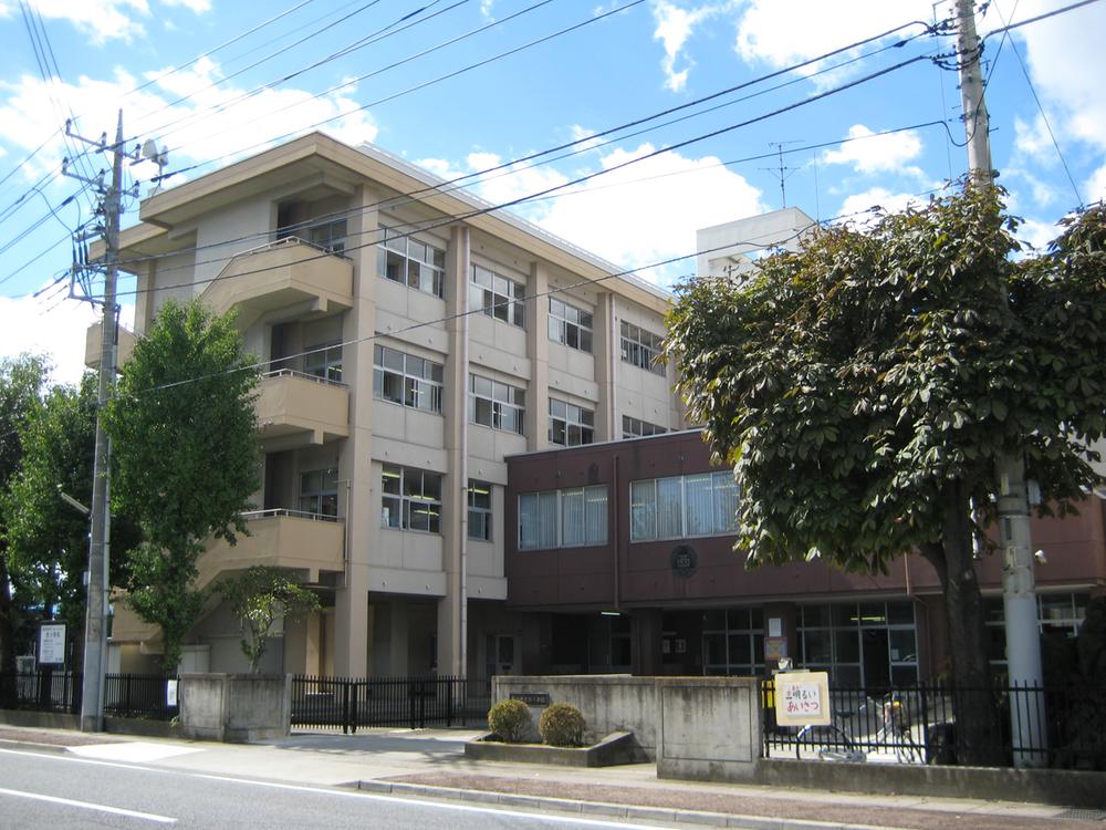 Primary school. Takasaki Municipal Nishi Elementary School up to 829m