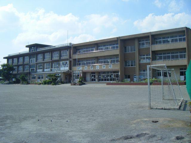 Primary school. 230m until Sano Small
