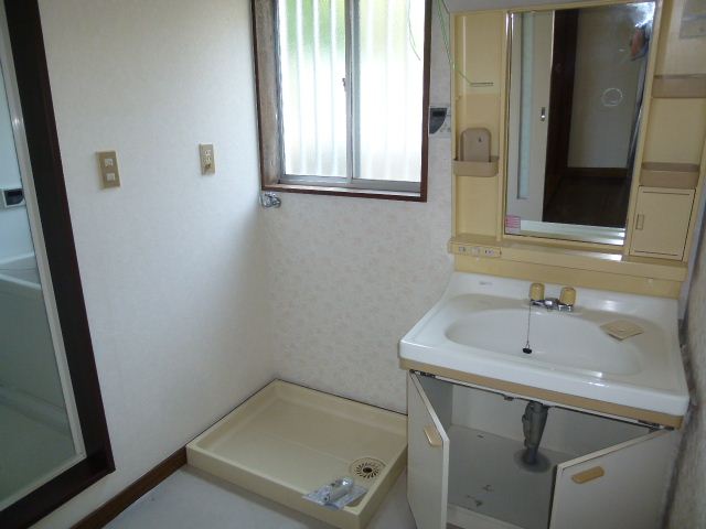 Washroom. It comes with independent wash basin