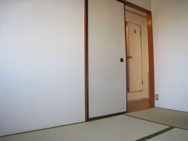 Living and room. A storage Japanese-style room! 