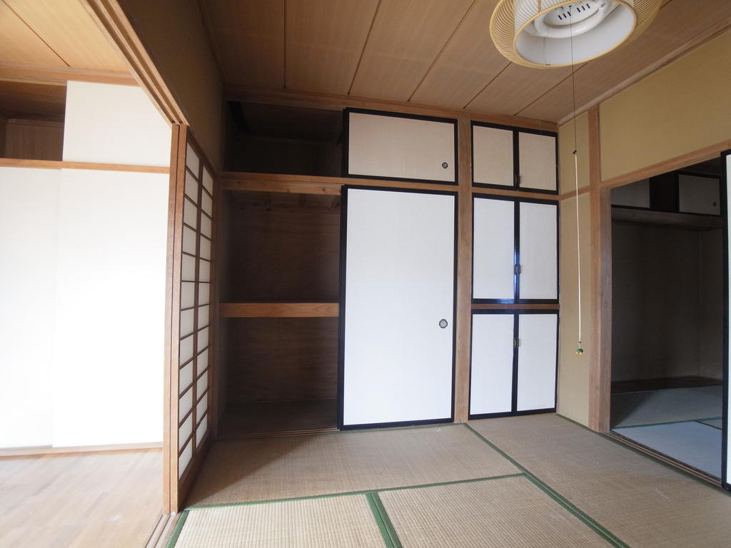 Other room space. Continued on the veranda 6-mat Japanese-style room