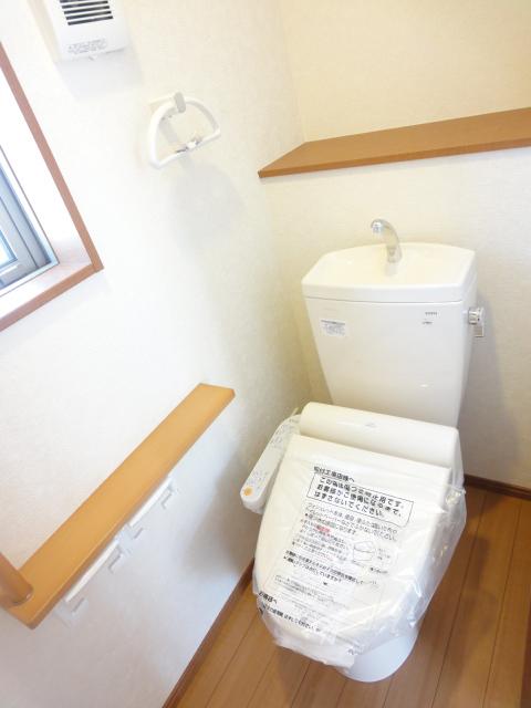Toilet. 1 ・ Second floor Automatic opening and closing toilet Bidet ・ Warm Rhett ・ Handrail equipped! 