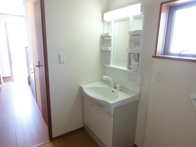 Wash basin, toilet. Shampoo dresser complete the dressing room! 