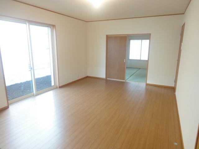 Same specifications photos (living). One until the Japanese-style room continued! In spacious space of up to 22.0 quires! 