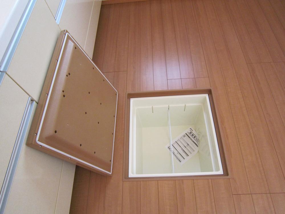 Living. There is under-floor storage in the basin undressing room and living room (kitchen)! 