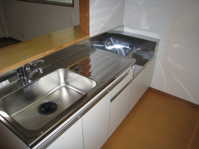 Kitchen. Face-to-face kitchen. Sink is also widely ease likely cuisine