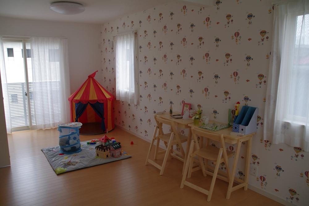 Non-living room. Here we are looking forward to the growth of children's children! ! 