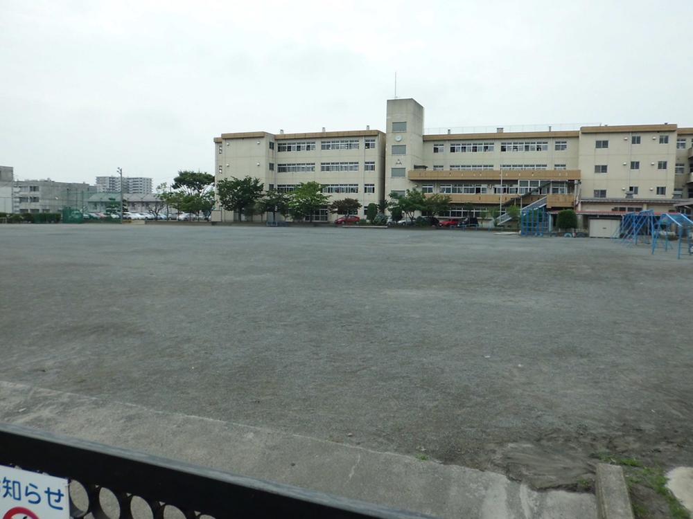 Primary school. 420m to Takasaki Tachihama ass Elementary School