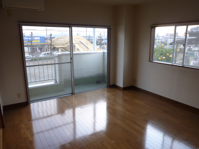 Living and room. With bay window! 