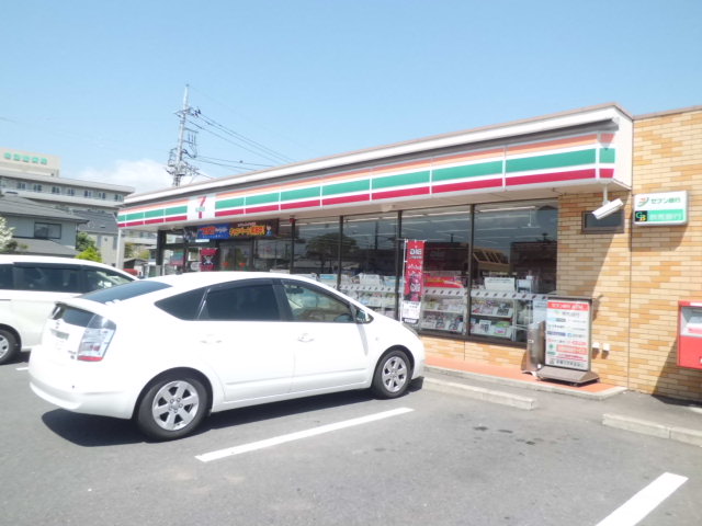 Convenience store. 1160m to Seven-Eleven (convenience store)