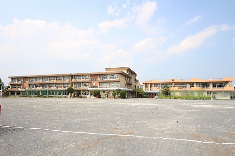 Primary school. 340m to Takasaki Municipal Rokugo elementary school (elementary school)