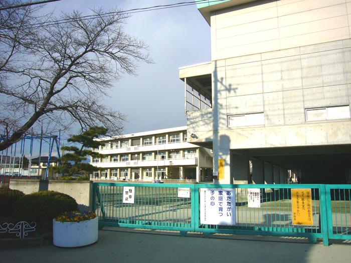 Primary school. Toyooka to elementary school 850m