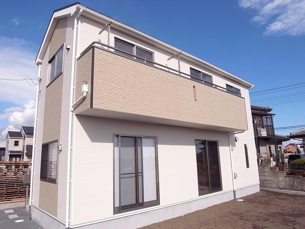 Same specifications photos (appearance). South wide balcony! Also it has spacious garden! 