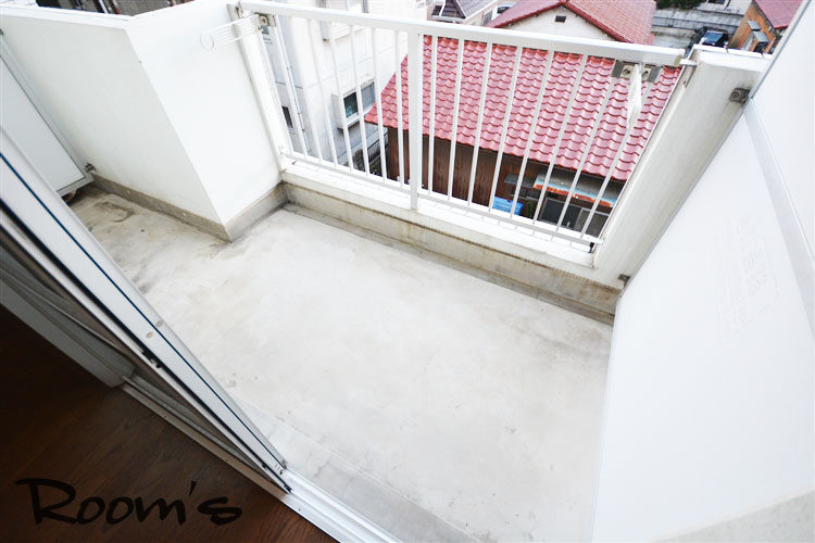 Balcony. Wide balcony. South is facing.