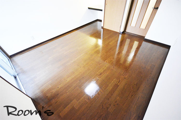 Living and room. Clean floor flooring.