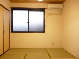 Living and room. With Japanese-style air-conditioned! 