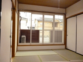 Living and room. You calm the Japanese-style room. 