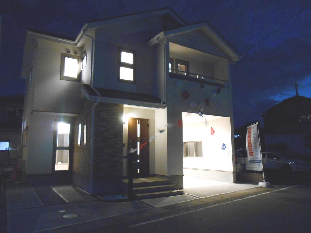 Local appearance photo. Light-up garage is there is a different atmosphere and daytime. 