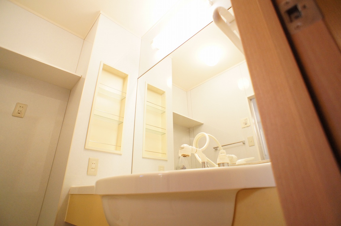 Washroom. Large mirror ・ Large counter.