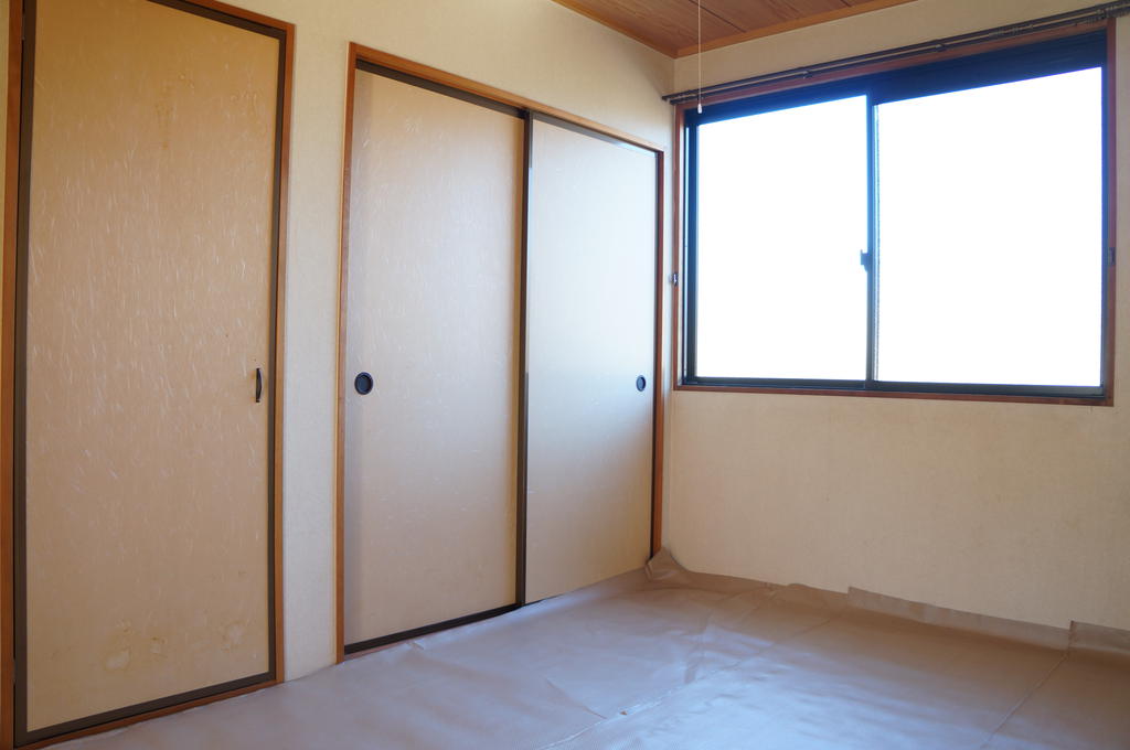 Living and room. North Japanese-style room is housed plenty