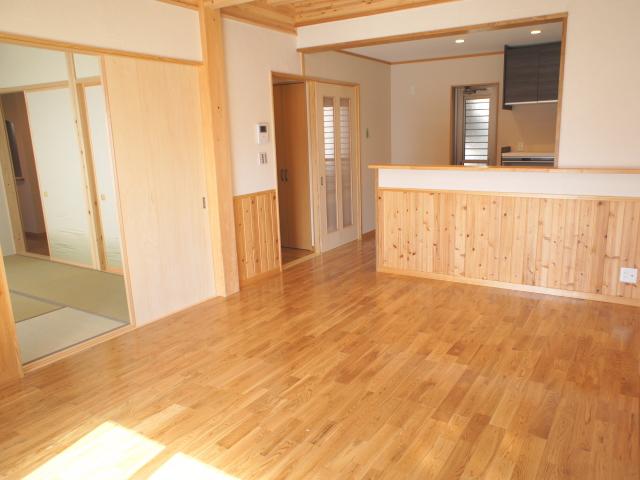 Living. Living: This is the large space leads Japanese-style room 6 Pledge is to LDK16.1 pledge that I opened the door feel the warmth of the wood. 