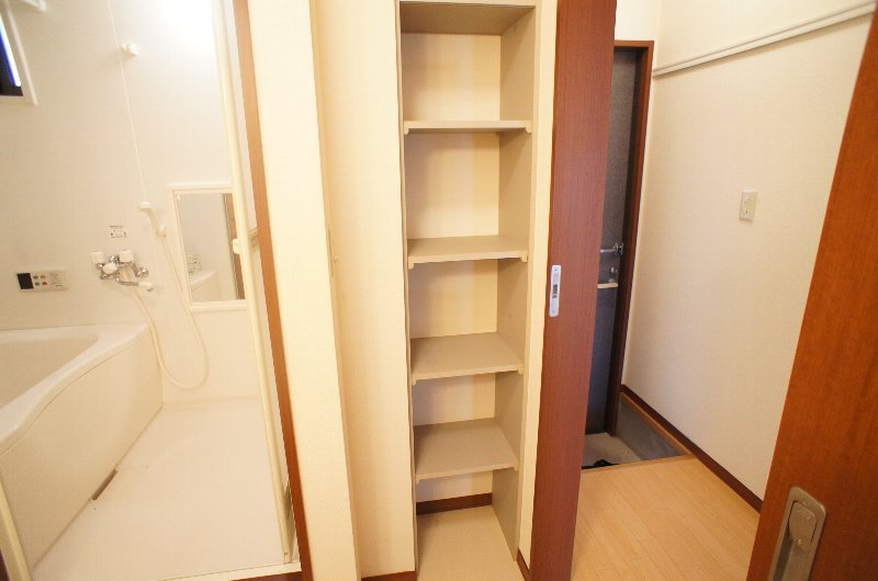 Washroom. Storage shelves of the washroom is convenient ☆