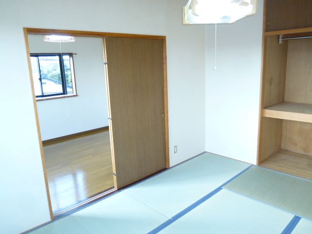 Living and room. Japanese-style room will be a good smell of tatami. 